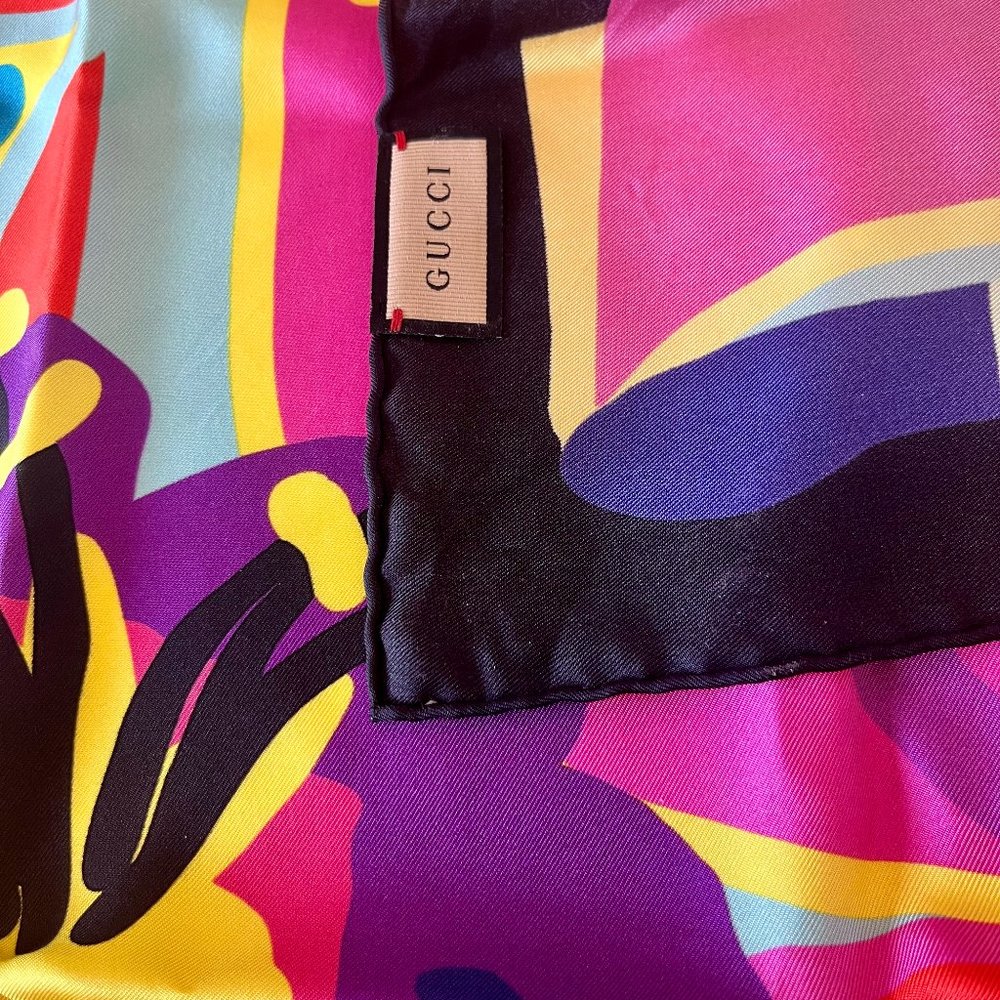 GORGEOUS New GUCCI silk scarf